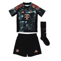 Echipament fotbal Bayern Munich Aleksandar Pavlovic #45 Tricou Deplasare 2024-25 pentru copii maneca scurta (+ Pantaloni scurti)